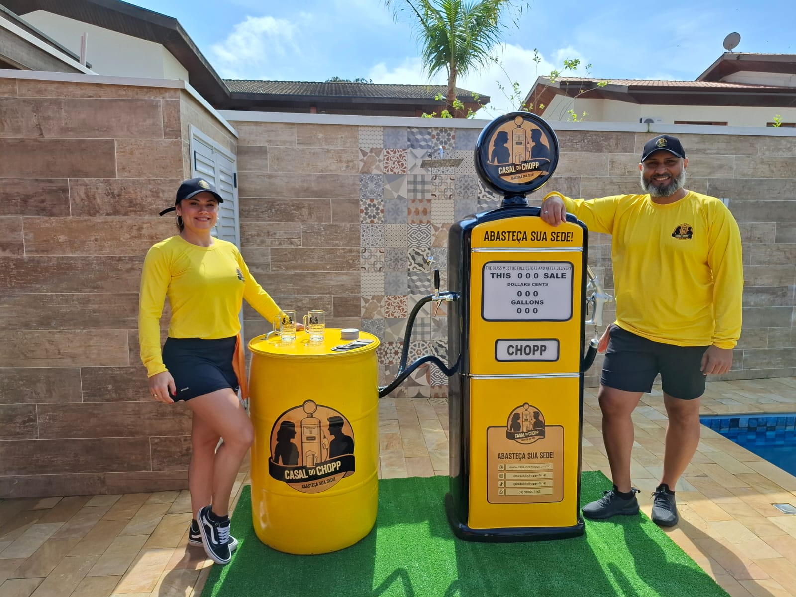 Casal do Chopp servindo chopp gelado com chopeira retrô em formato de bomba de gasolina em Taubaté e em todo o Brasil